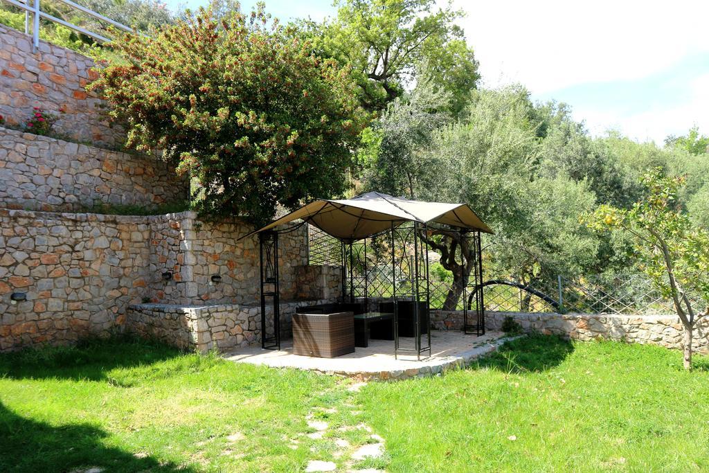 Dio Guesthouses Leonidio Exterior photo